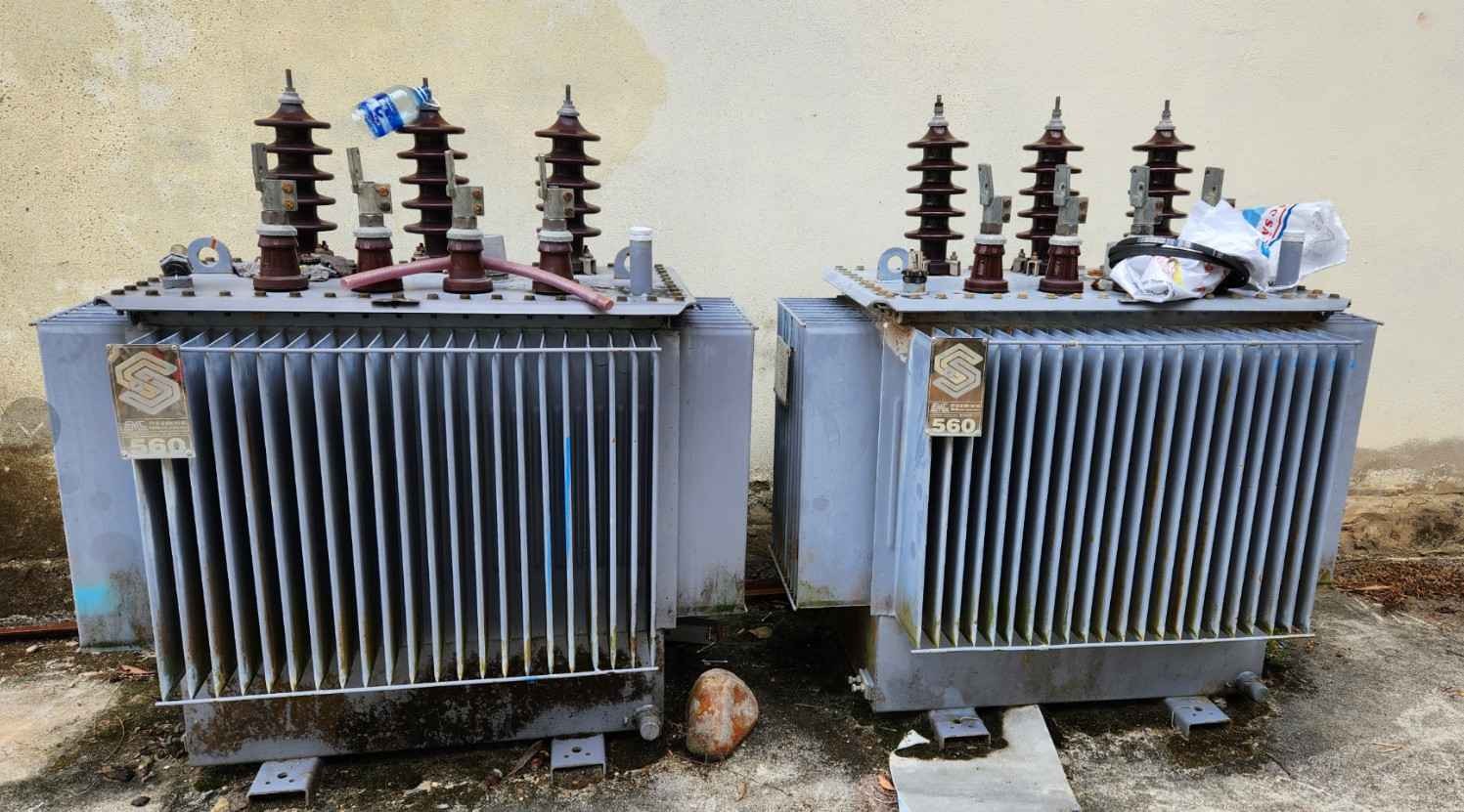 Máy biến áp cũ đang hoạt động trong nhà máy