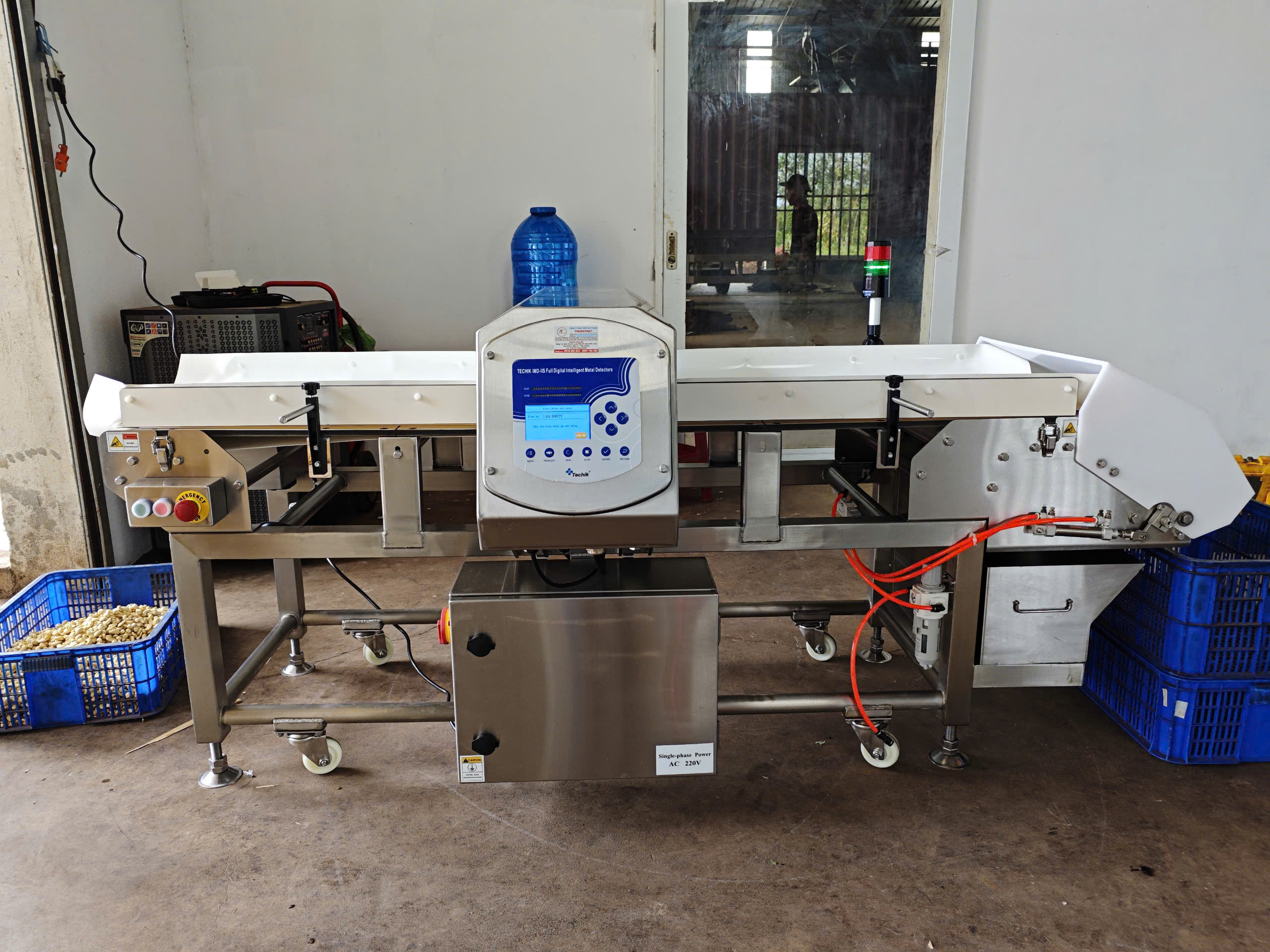 Máy dò kim loại cũ Techik cho hạt điều dạng rơi